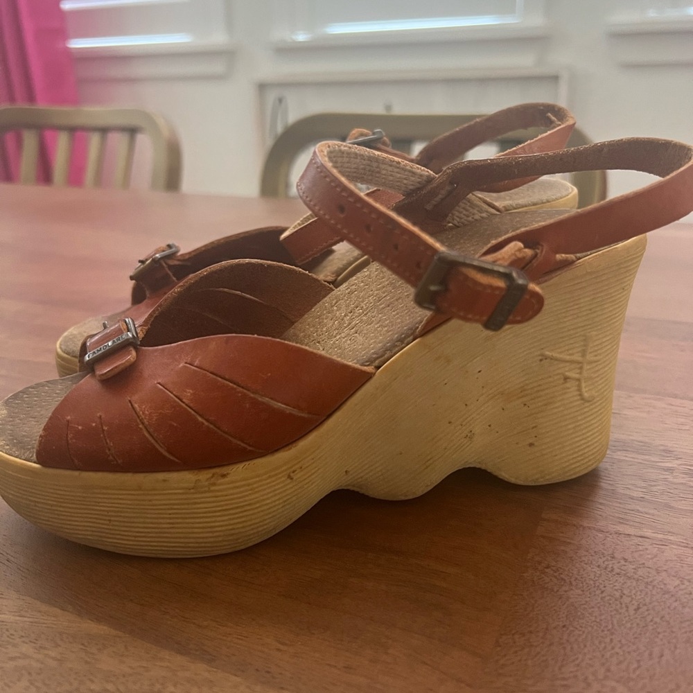 VINTAGE FAMOLARE Brown Buckle Accent Platform Wavy Wedge Sandal